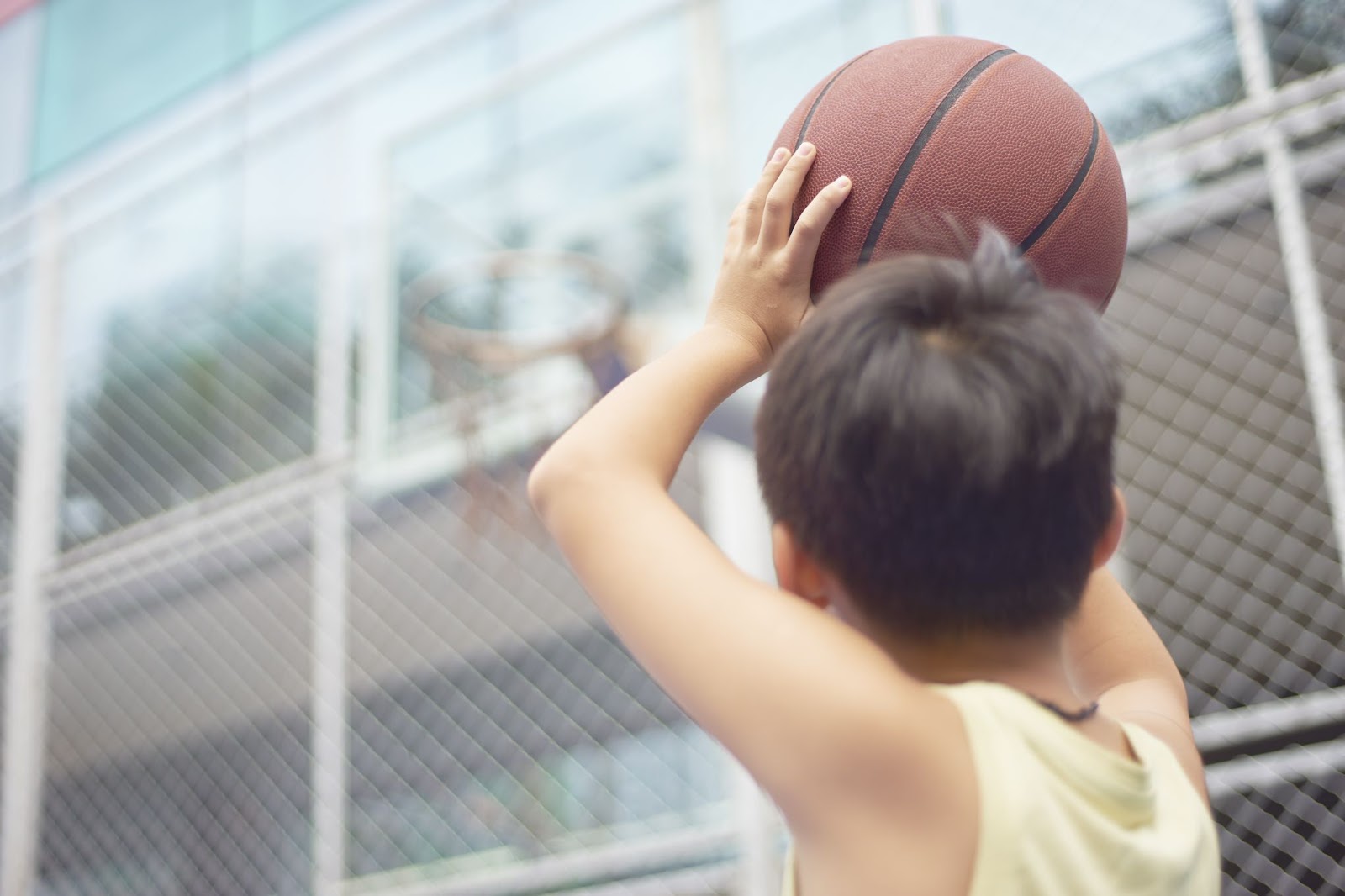 çocuk basketbol oynuyor, sağlıklı yaşam konsepti