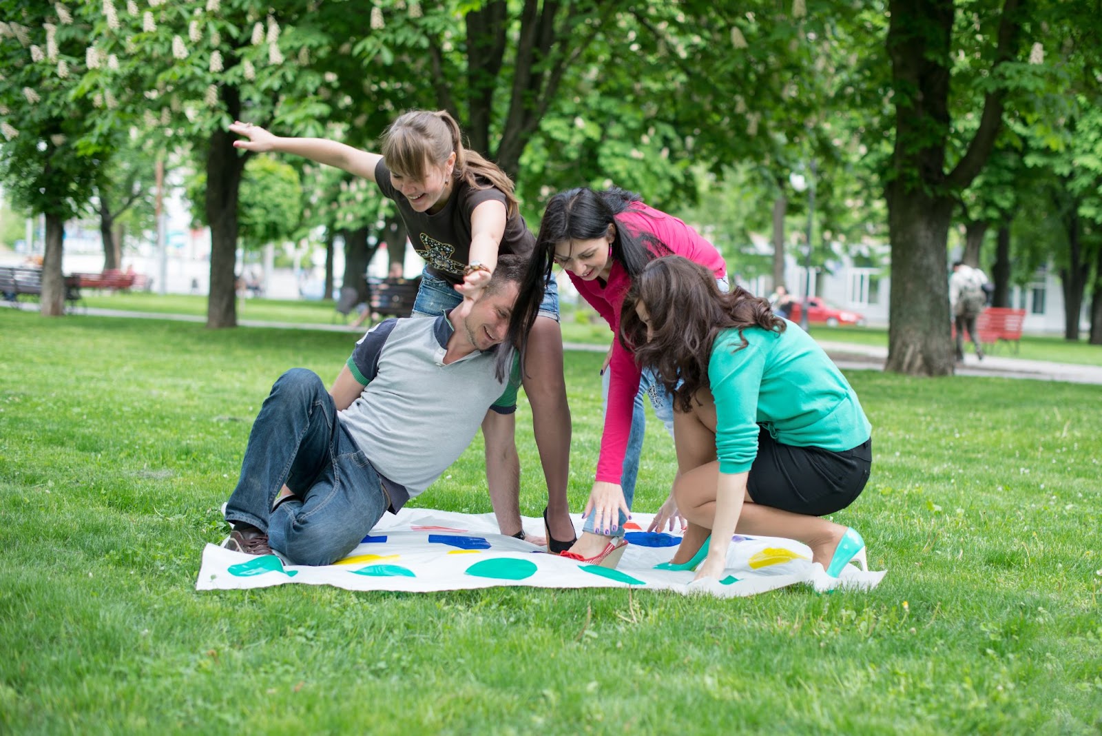 Öğrenciler parkta twister oyunu oynuyor