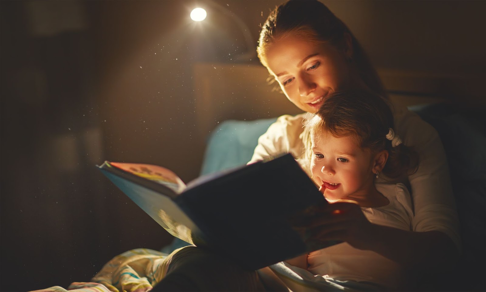uyku gitmeden önce yatakta bir kitap okuma anne ve çocuk kız