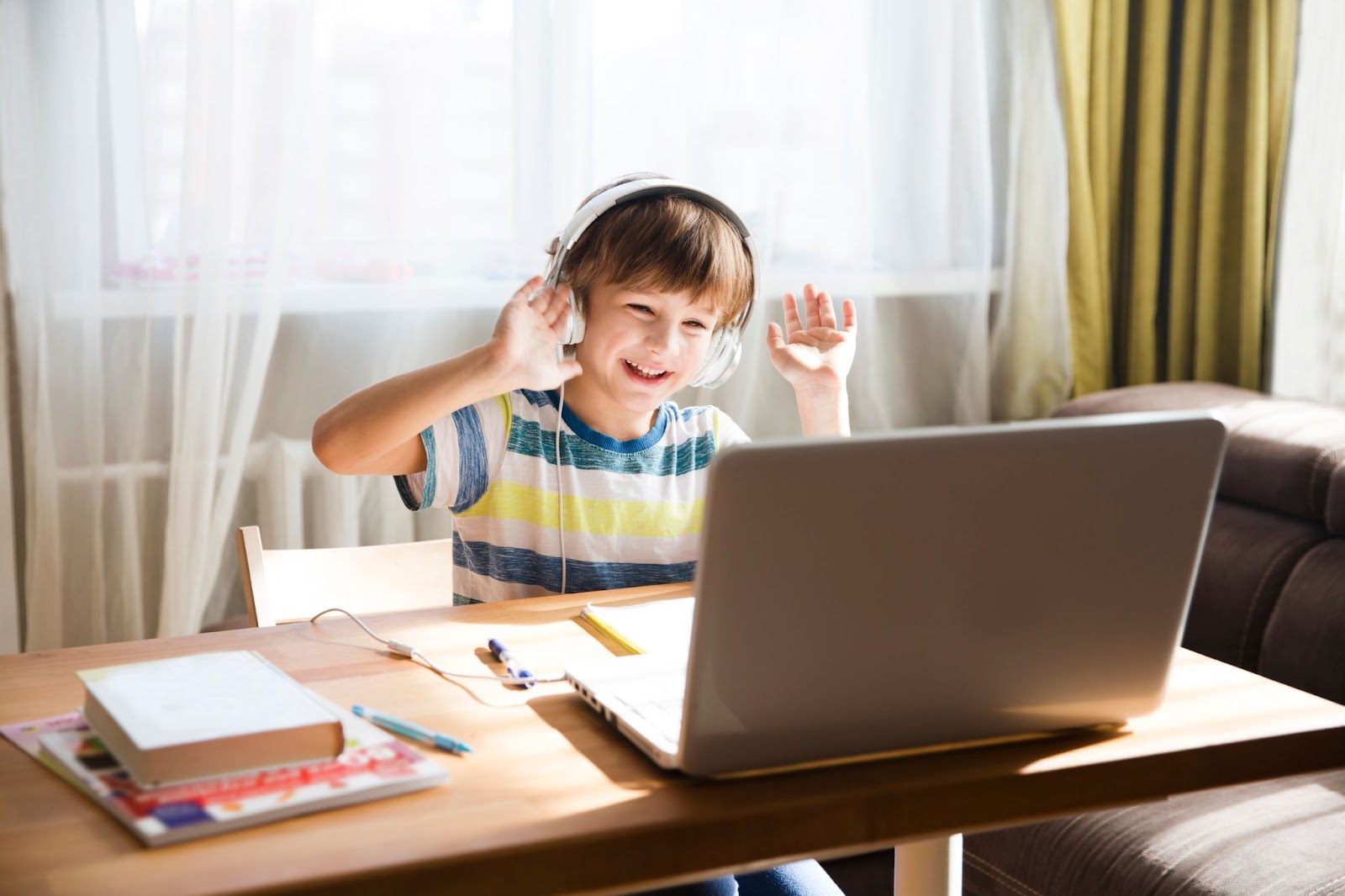 küçük çocuk evden online ders konsepti, çocuklar için teknoloji