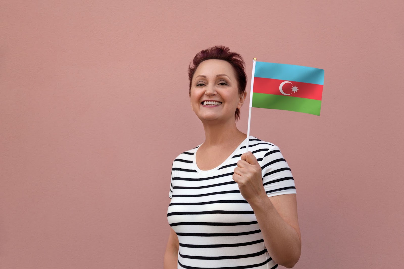 Azerbaycan bayrağı tutan kadın dil öğrenme kavramı