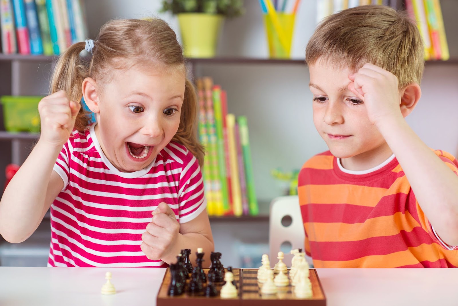Evde satranç oynayan iki sevimli çocuk